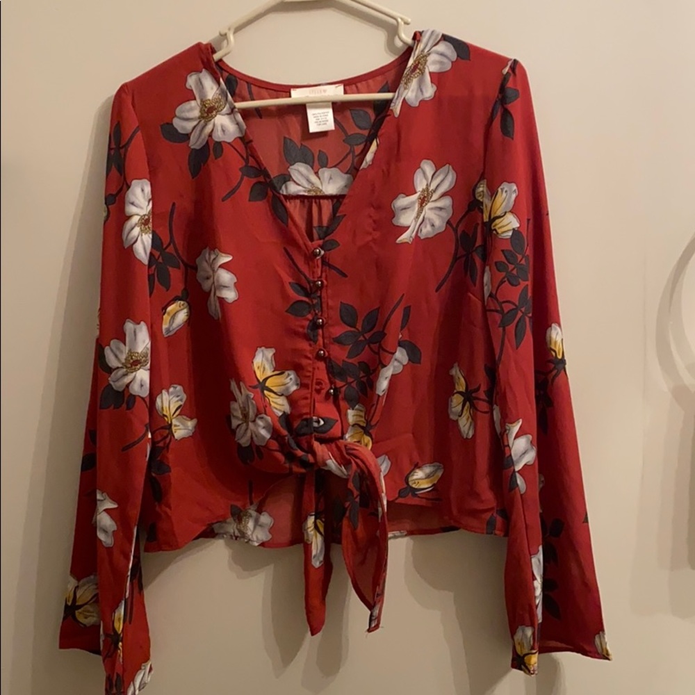 Cute crop top blouse that buttons.